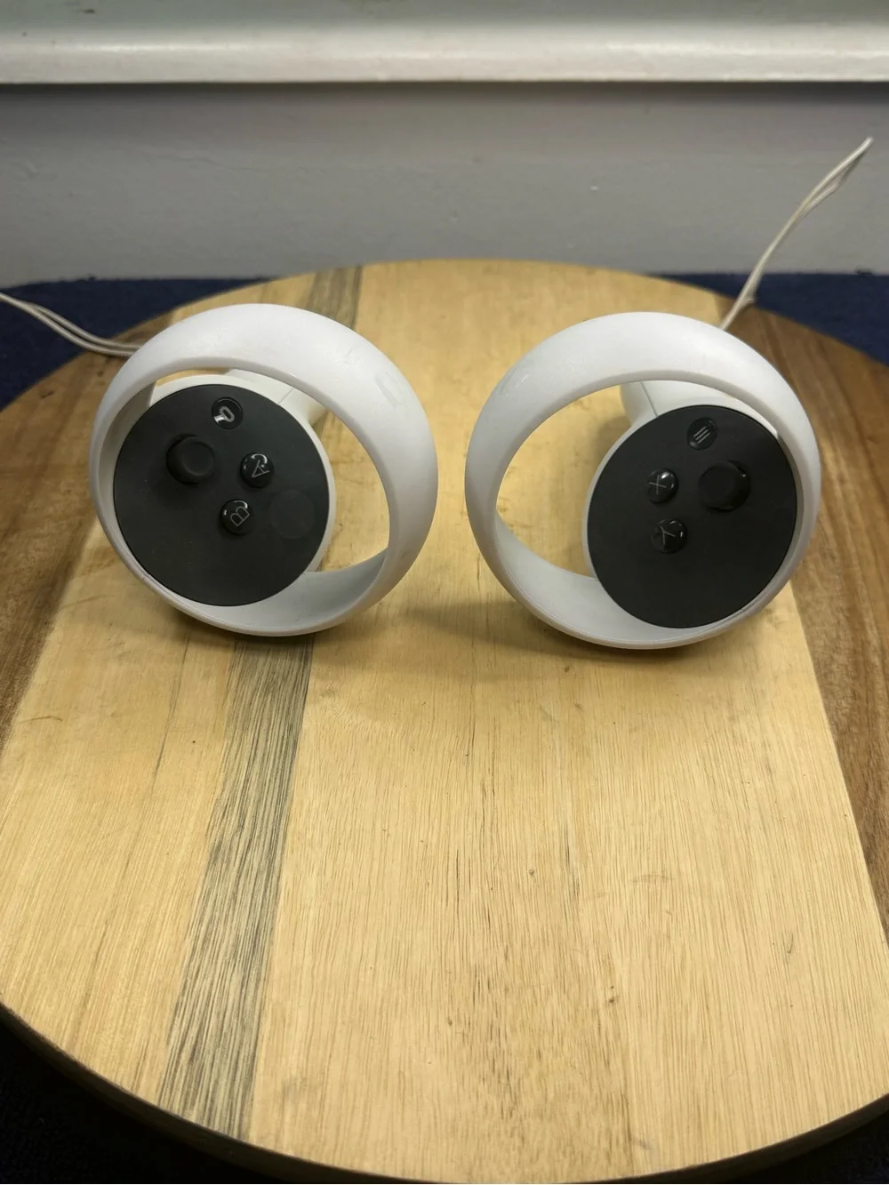 Quest 2 White VR Headset with Controllers (Tested)